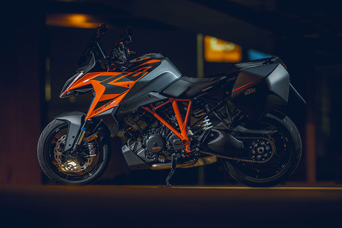 420158_MY22 KTM 1290 SUPER DUKE GT_ Static_03 Static Images_EU_ Global (1)