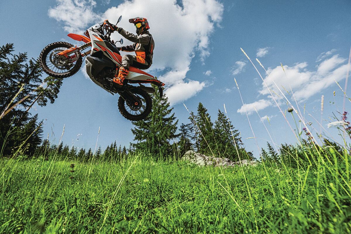469526_MY23 KTM 890 ADVENTURE R - Action - CAT A_EU_ Global