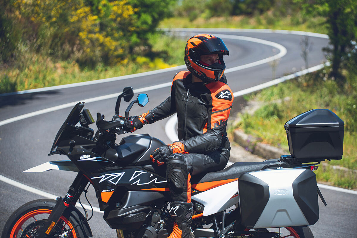 513574_KTM 890 SMT - PRES-SHOOTING IMAGES WITH PANNIERS_KTM 890 SMT - PRE-SHOOTING IMAGES WITH PANNIERS (1)
