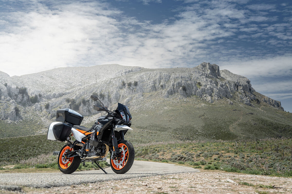 514935_KTM 890 SMT - STATIC IMAGES_KTM 890 SMT PRE - SHOOTING STATIC (1)