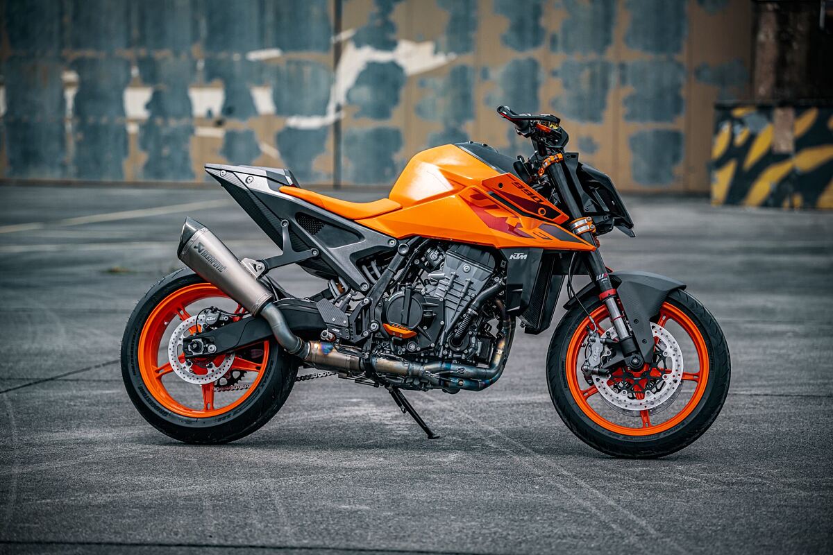 551969_MY24 KTM 990 DUKE_Static_Static_STATIC_02_STATIC