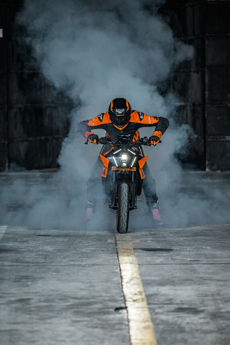 554176_MY24 KTM 990 DUKE_Action _Action_ACTION_01_ACTION