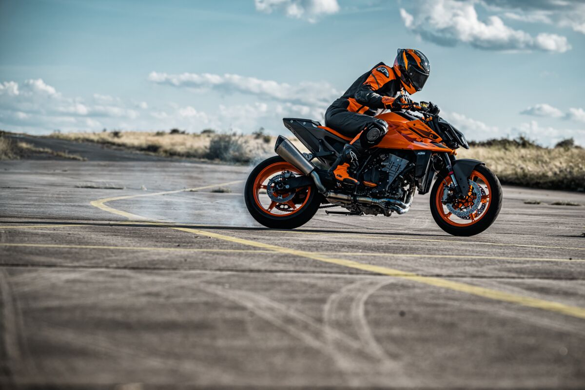 554185_MY24 KTM 990 DUKE_Action _Action_ACTION_01_ACTION