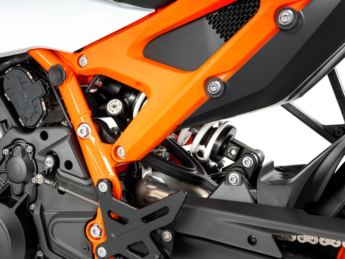 650246_MY25 KTM 990 DUKE R_STUDIO_EU SPEC_Studio_03_STUDIO IMAGES_STUDIO_EU_GLOBAL_USA