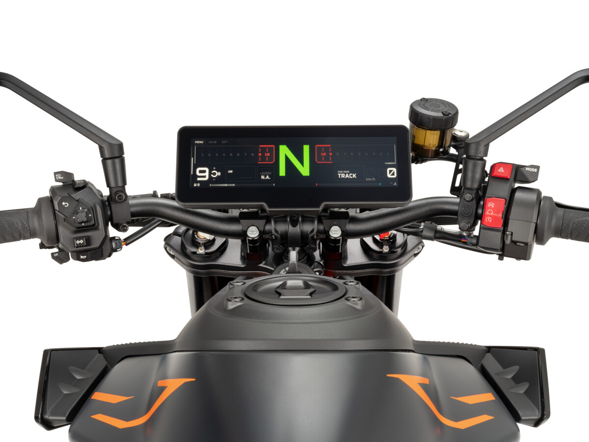 626446_MY25 KTM 990 DUKE R_STUDIO_Studio_TFT DASH_03_STUDIO IMAGES_STUDIO_V80 _ H88 TFT DASHBOARDS_EU_GLOBAL_USA