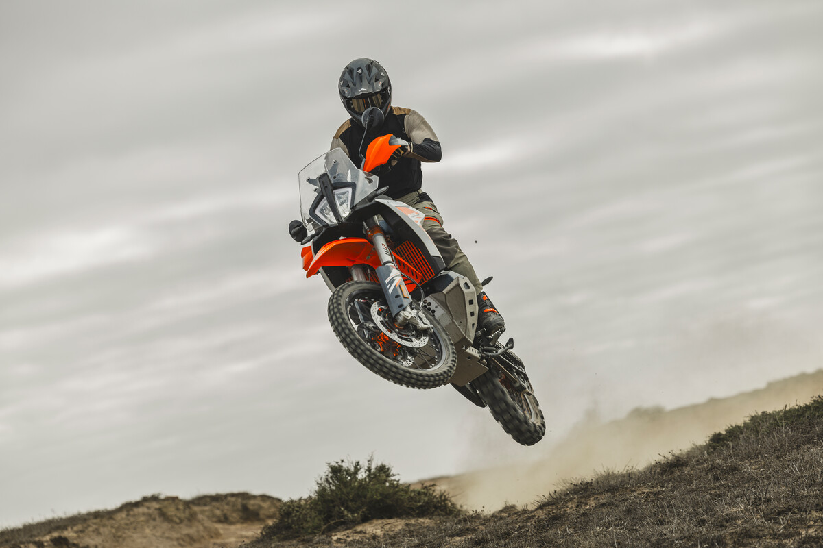 652253_MY25 KTM 890 ADVENTURE R - ACTION_EUROPE GLOBAL