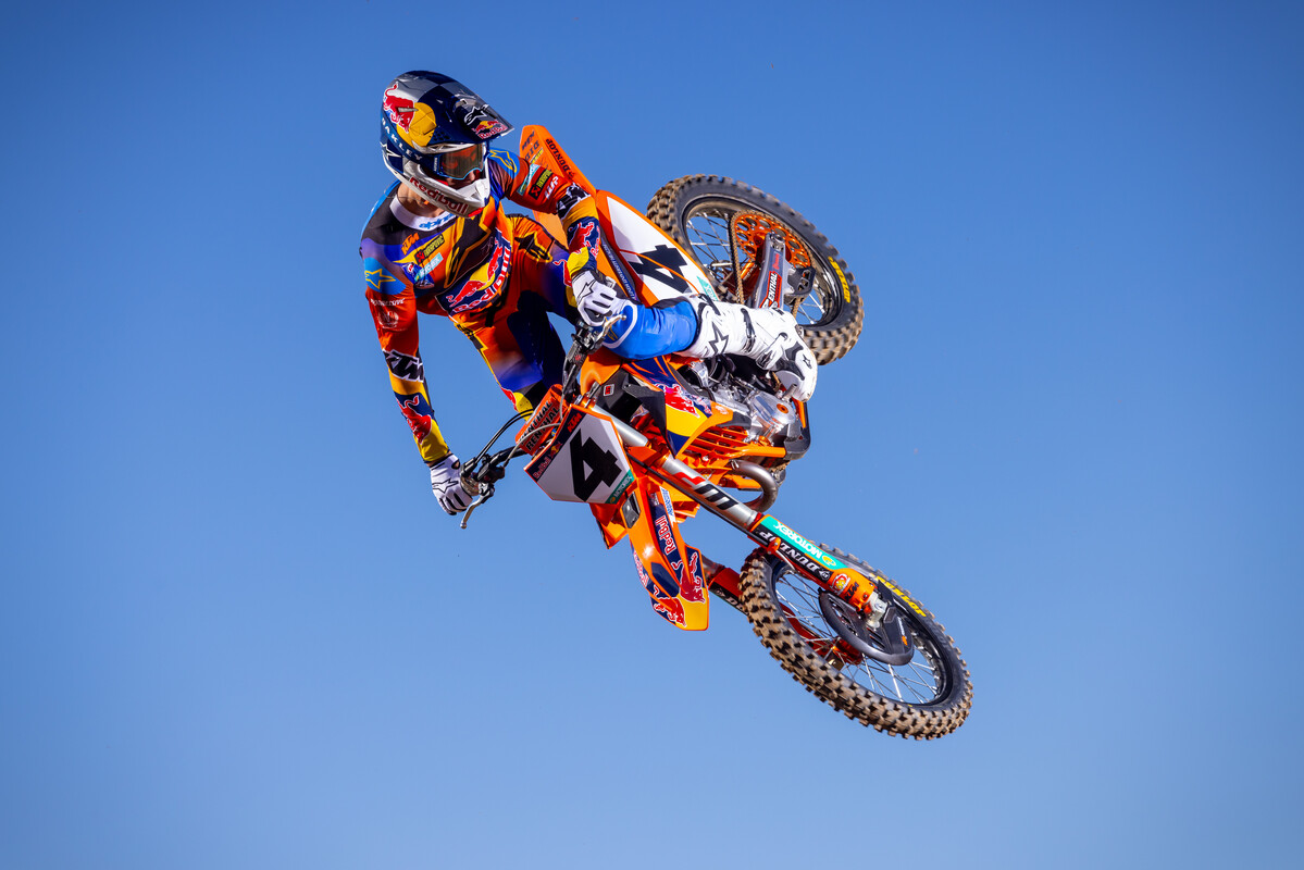 660197_SextonKTMDec24-Cudby-082_Team Shooting Red Bull KTM SX 2025_MY25 KTM 450 SX-F FACTORY EDITION