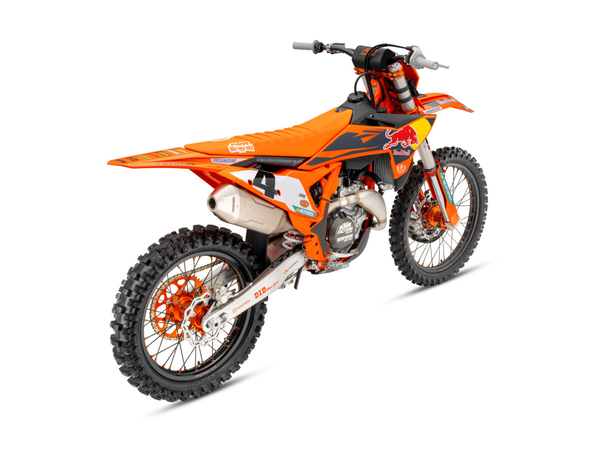654080_MY25 KTM 450 SX-F FACTORY EDITION_45 Degree rear_Studio_01_STUDIO IMAGES_02_STUDIO