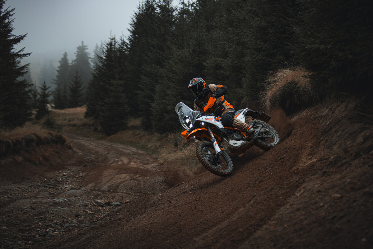 647195_MY25 KTM 390 ADVENTURE R_01_ACTION_KTM 390 ADVENTURE range