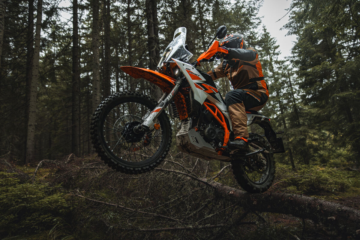647179_MY25 KTM 390 ADVENTURE R_01_ACTION_KTM 390 ADVENTURE range (1)