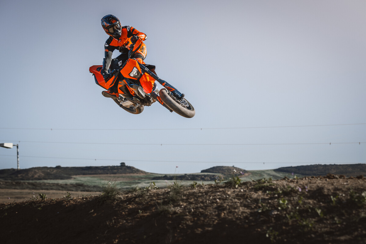 2026 KTM 690 SMC R & 690 ENDURO R