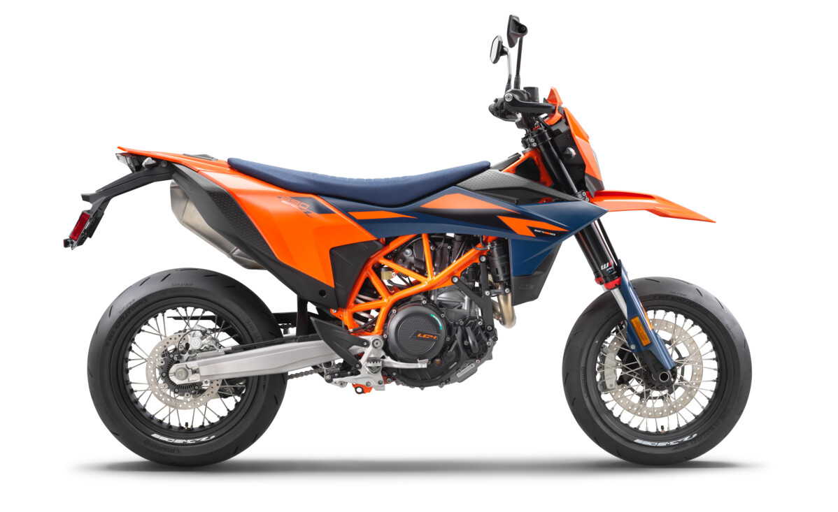659451_MY26_KTM 690 SMC R 90 right_USA SPEC_USA_STUDIO