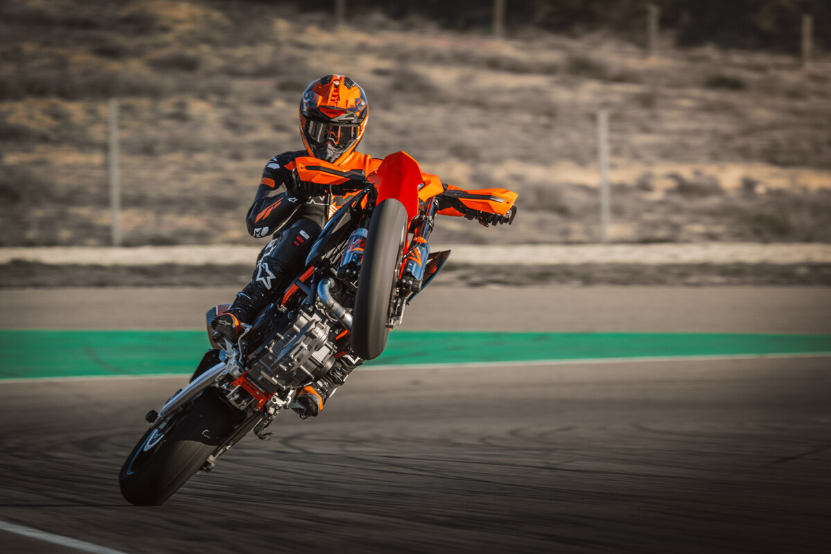 663385_MY26_KTM 690 SMC R_ACTION_ACTION_ACTION