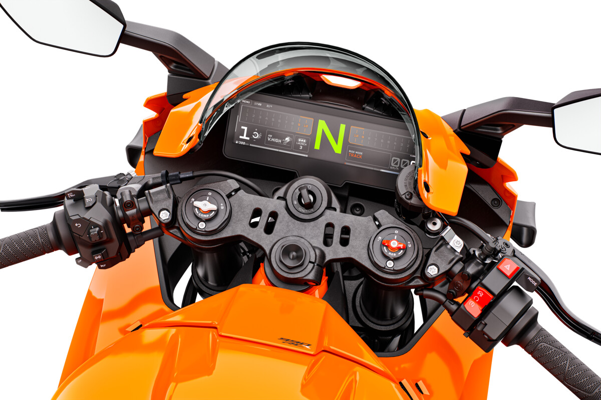 670077_MY26_KTM 990 RC R_STUDIO_EU SPEC_STUDIO_EU_GLOBAL_2026 Street and Adventure models_KTM 990 RC R