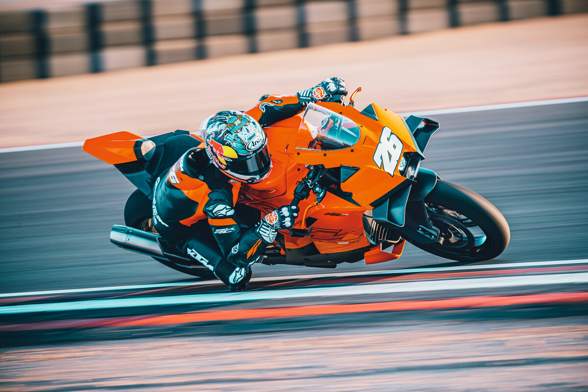 654535_MY26_KTM 990 RC R_ACTION_ACTION_ACTION