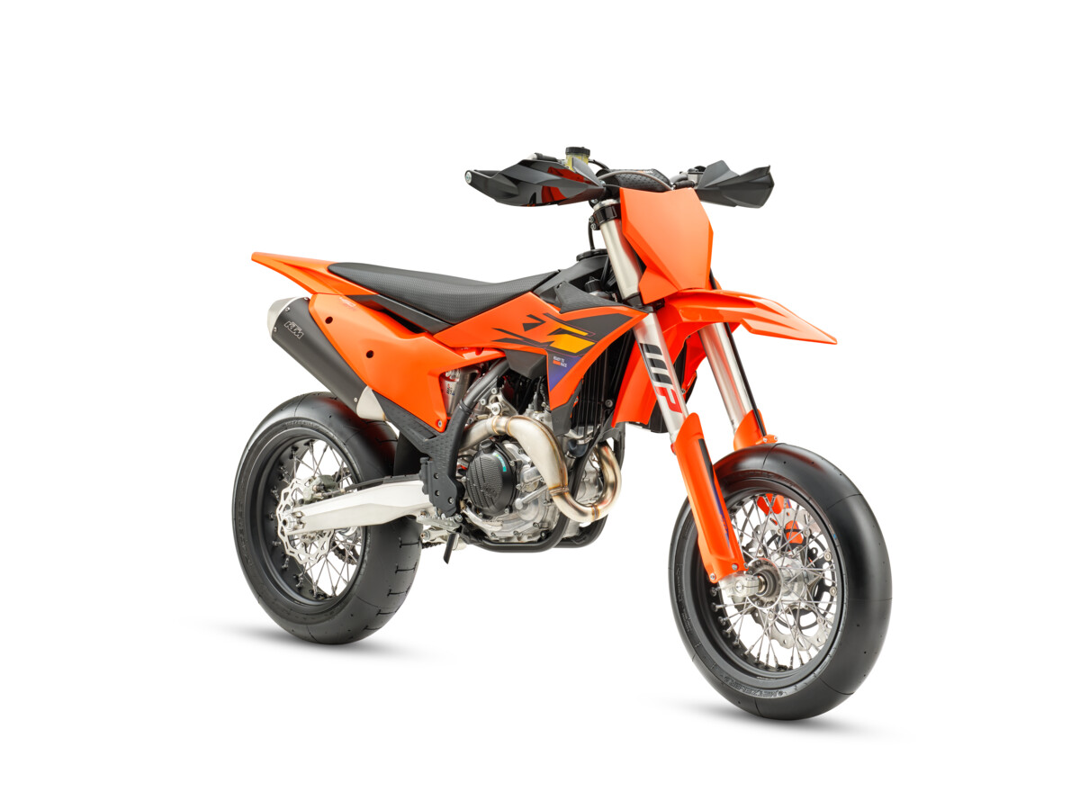710942_MY26_KTM 450 SMR_45 Degree Front Right_EU_GLOBAL_01_IMAGES