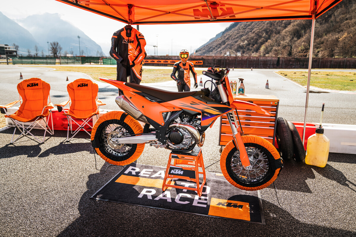 717611_MY26_KTM 450 SMR_STATIC_STATICS_01_IMAGES