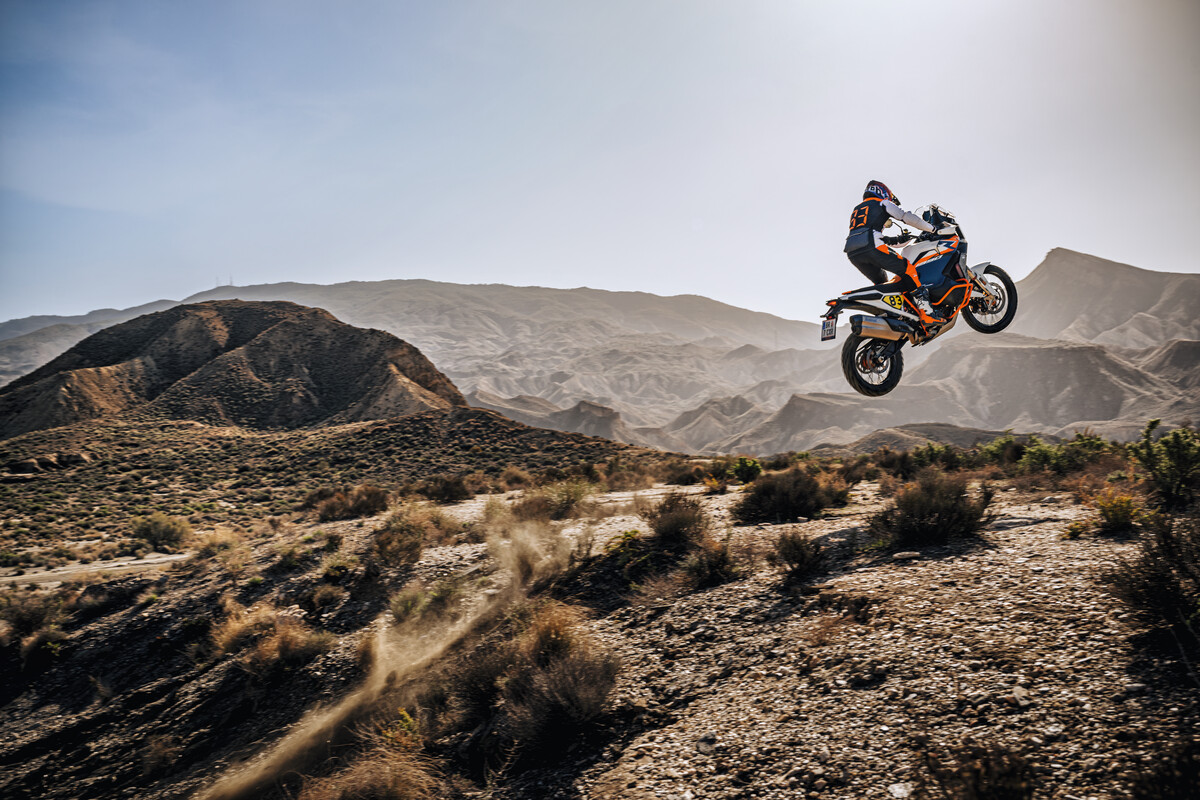 2025 KTM 1390 SUPER ADVENTURE R-12