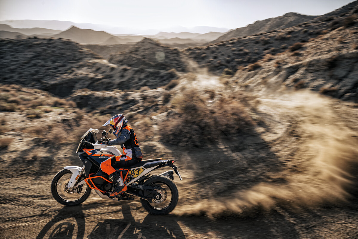 2025 KTM 1390 SUPER ADVENTURE R-15
