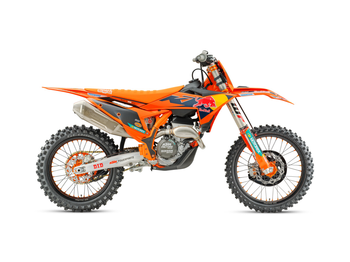 723436_MY26 KTM 250 SX-F FACTORY EDITION_90_right_Studio_01_IMAGES