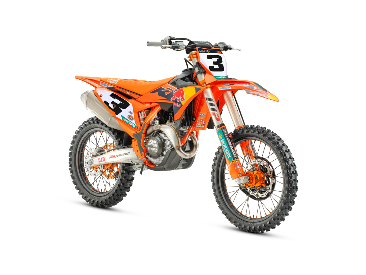723454_MY26 KTM 450 SX-F FACTORY EDITION_45_Front_ri_Nr 3_Studio_01_IMAGES
