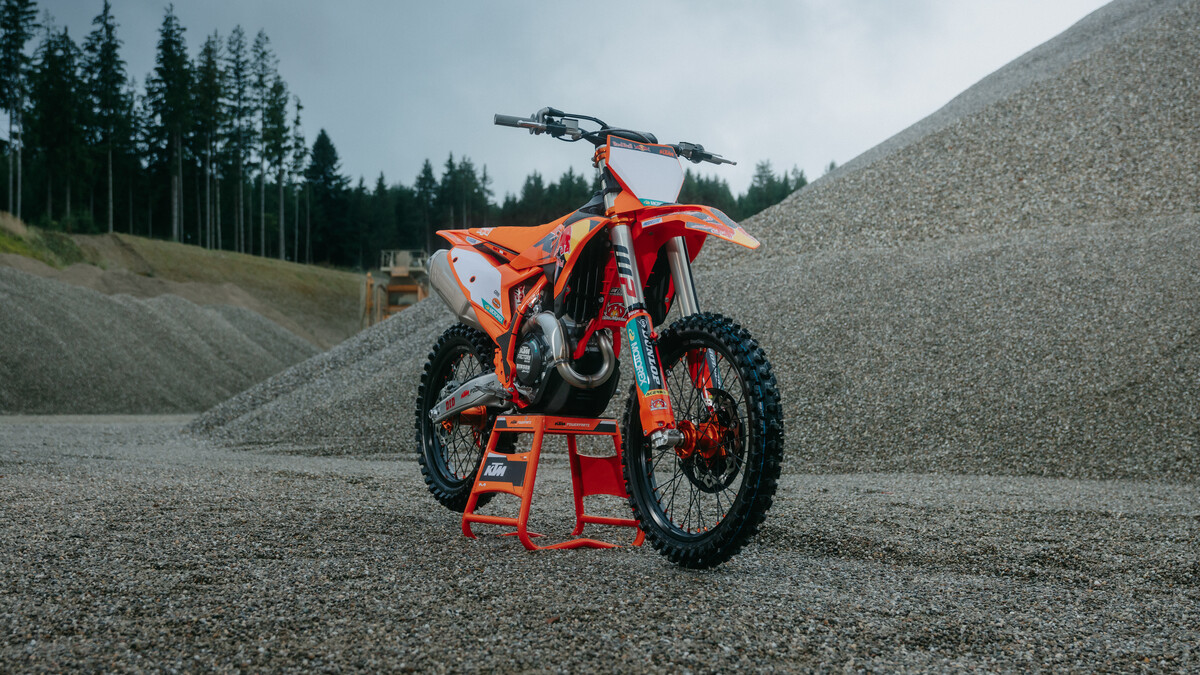 724225_MY26 KTM 450 SX-F FACTORY EDITION _4_STATIC