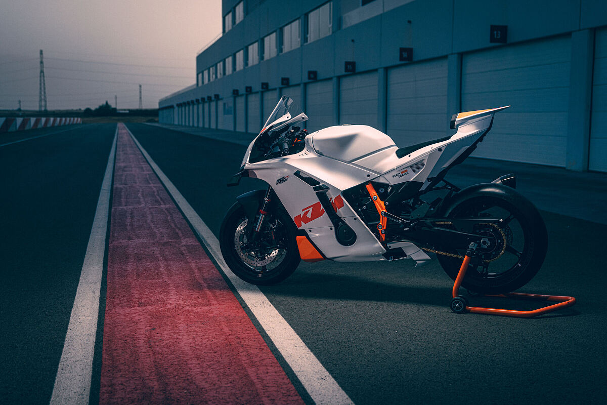 721263_MY26_KTM 990 RC R TRACK_STATICS_STATICS_01_Statics