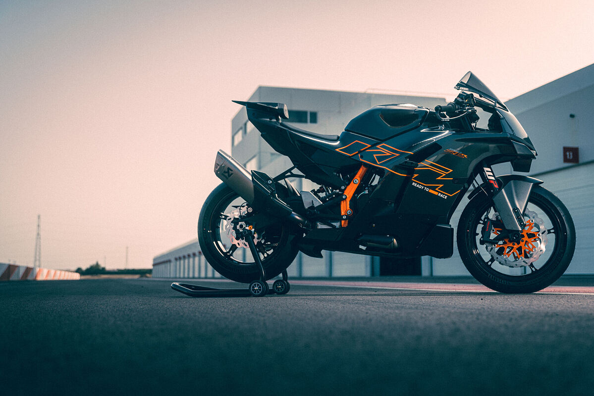 721270_MY26 KTM 990 RC R_STATICS_01_Statics