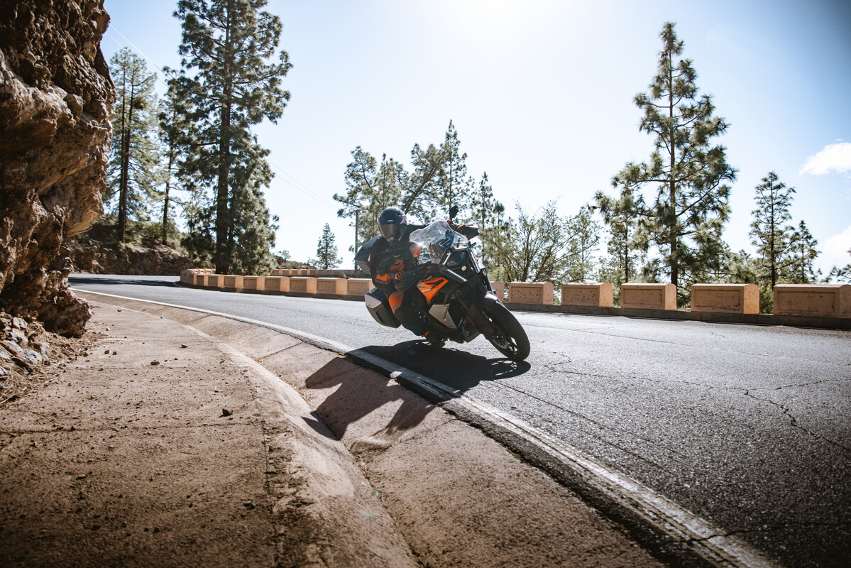 726692_MY27 KTM 1390 SUPER ADVENTURE S EVO action_EUROPE GLOBAL_Action