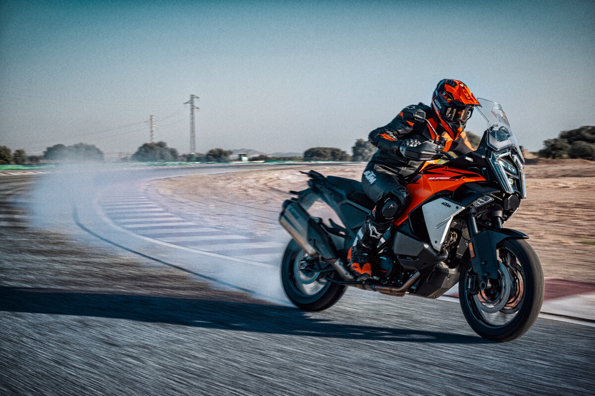 642095_MY27_KTM_1390_SUPER ADVENTURE_S_S EVO_ORANGE_EUROPE GLOBAL_ACTION