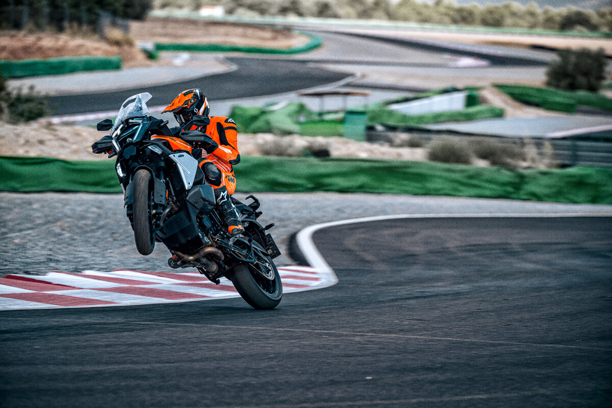 642082_MY27_KTM_1390_SUPER ADVENTURE_S_S EVO_ORANGE_EUROPE GLOBAL