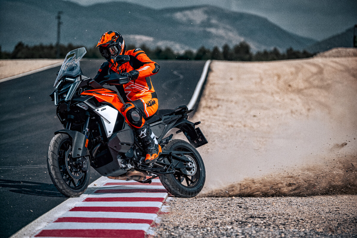 642080_MY27_KTM_1390_SUPER ADVENTURE_S_S EVO_ORANGE_EUROPE GLOBAL_ACTION